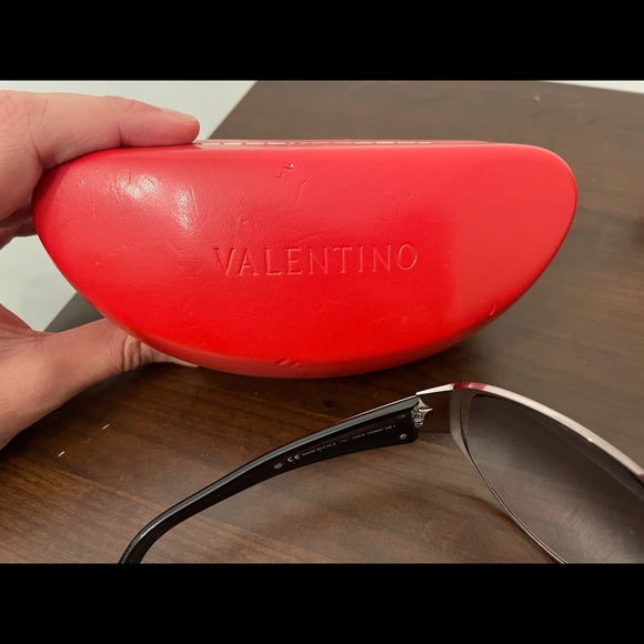Authentic Valentino sunglasses. Style #5451 w original case and cleaning cloth. - Picture 9 of 9